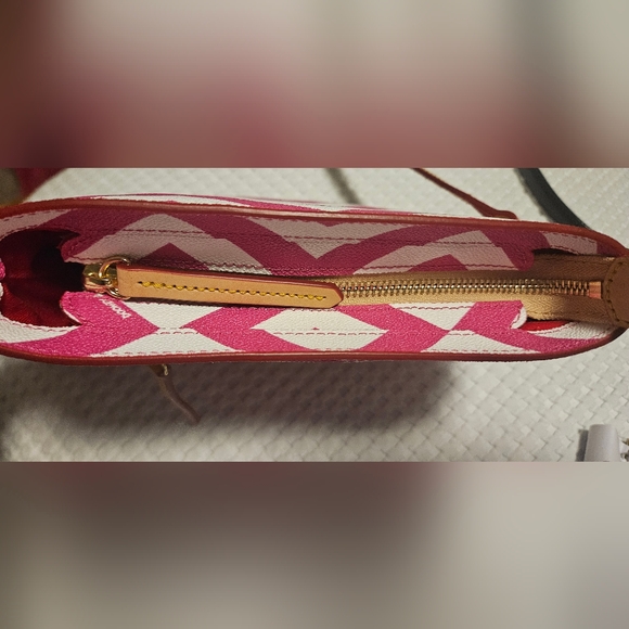 NWT Dooney & Bourke Small Zip Crossbody- Chevron Fuchsia/White - Picture 10 of 12
